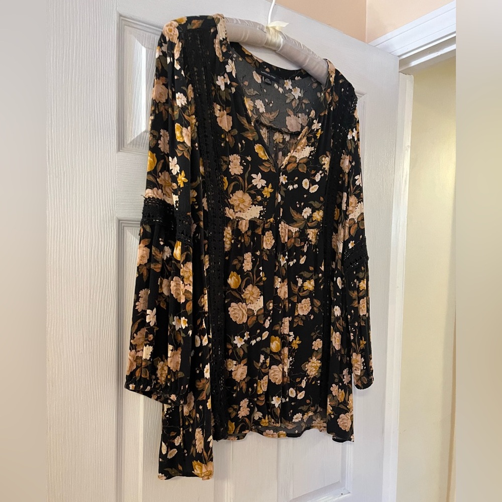 American Eagle Outfitters Lace Black & Floral Oversized V-Neck Blouse - Picture 6 of 7